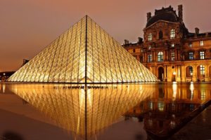 La pyramide du Louvre de nuit